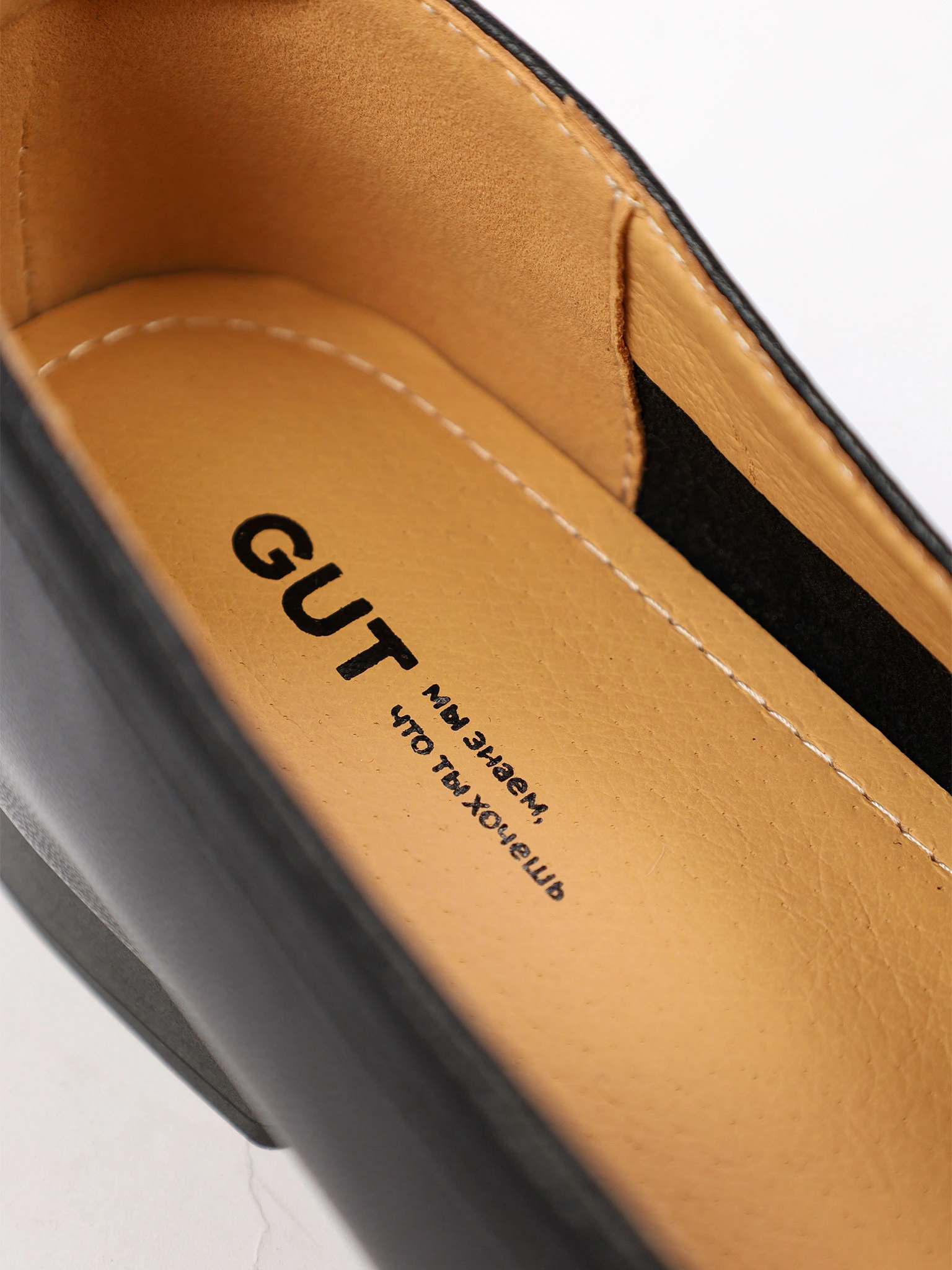 Туфли черного цвета на низком каблуке